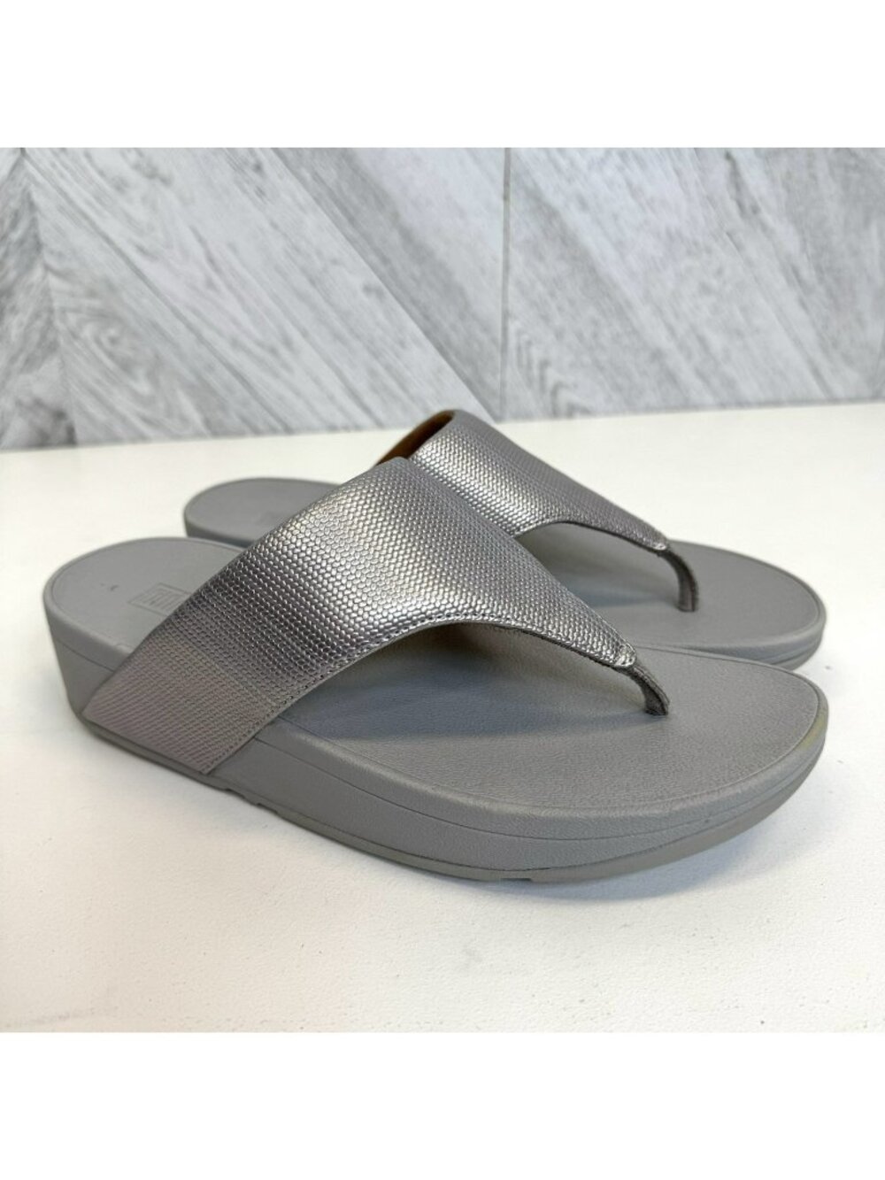 Fitflop Olive Toe Post Sandals Shoes Silver Textured Glitz Womens US 8 EU39 NWOT